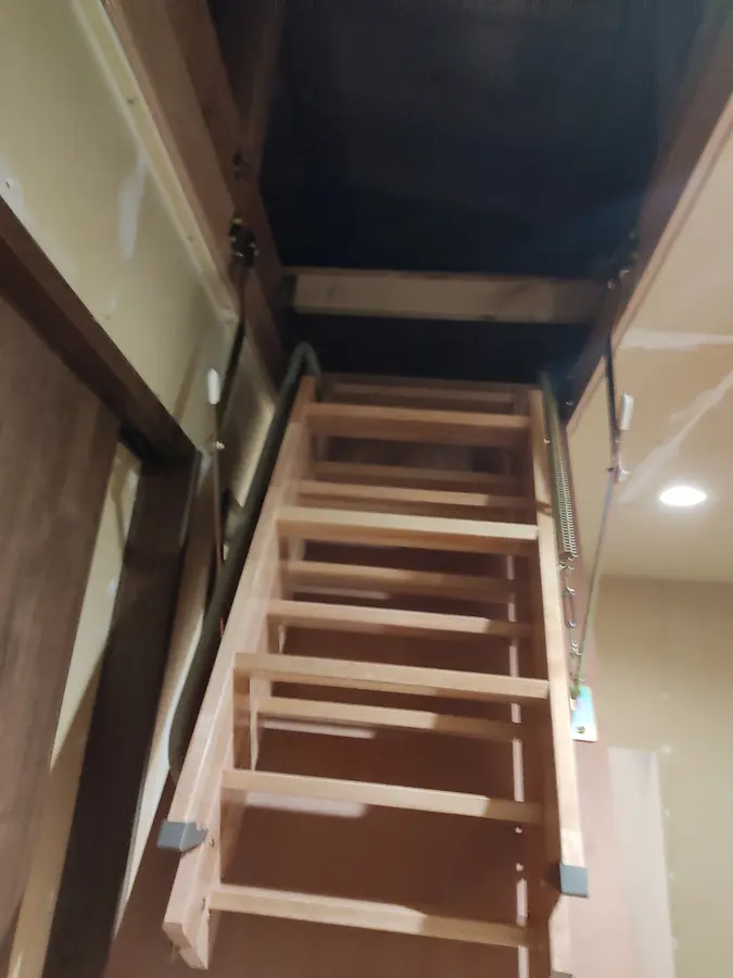 天井から下ろした屋根裏用の階段