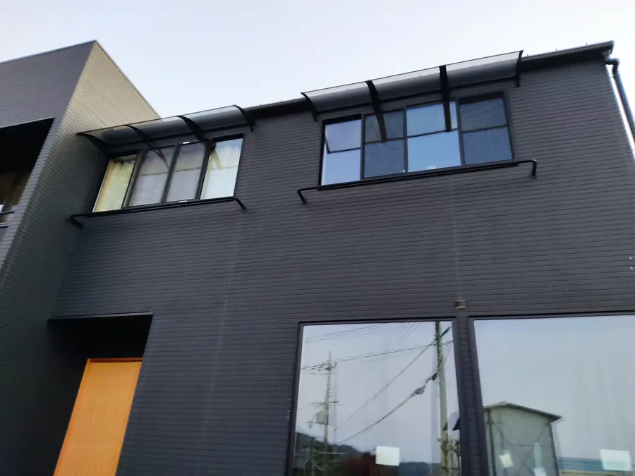 建物の至る所に取り付けた庇