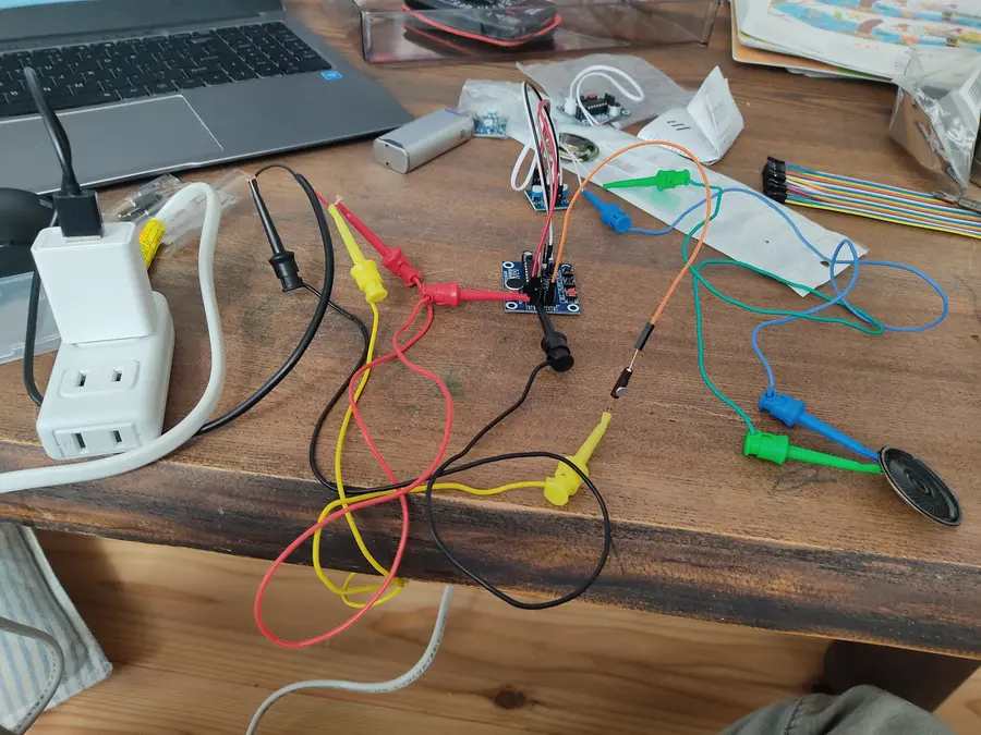 自動でいらっしゃいませと言う機械を自作している机の上